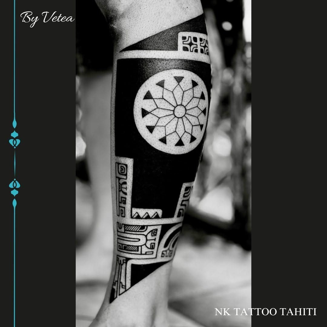 Mollet tatoué : bandes noires et rosace